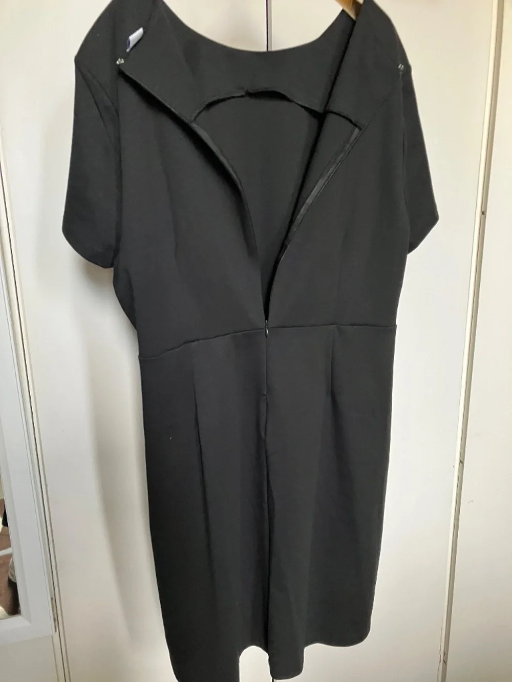 Old Navy Black Short-Sleeve Sheath Dress w/Zipper. XXL. New with Tags. - Picture 4 of 10